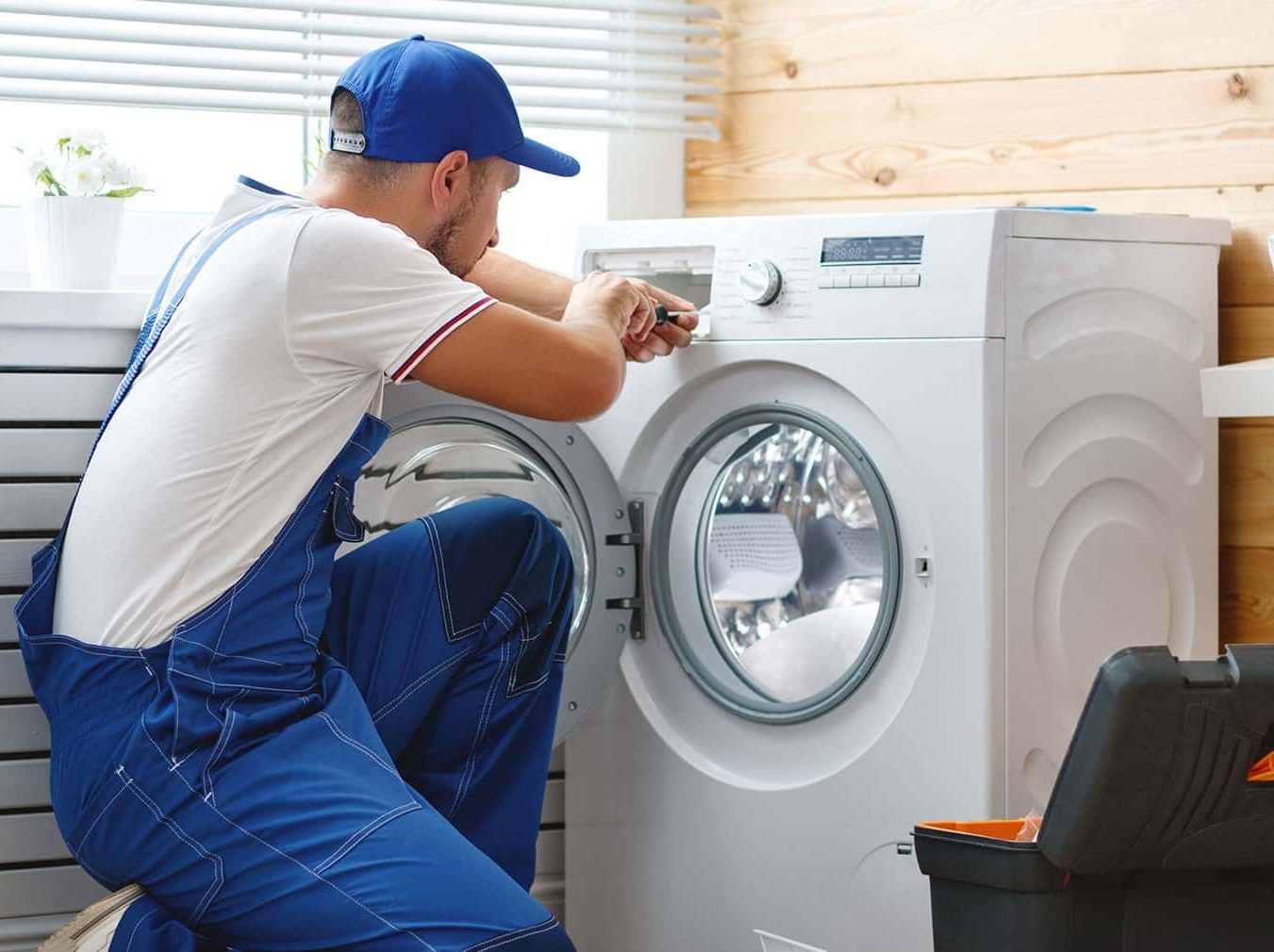 Técnico reparando electrodoméstico Electrolux en Tordesillas
